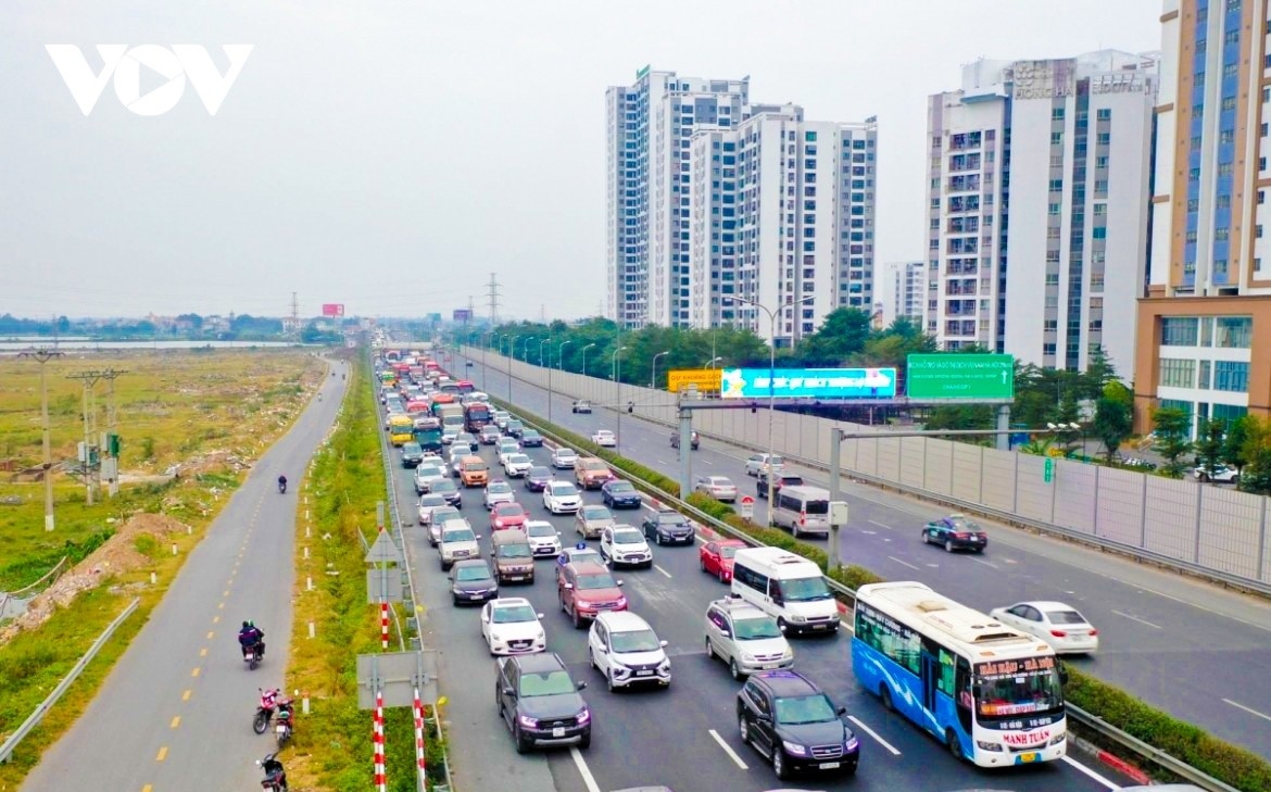 csgt se xu phat nang o to di cham bam lan trai tren cao toc hinh anh 1