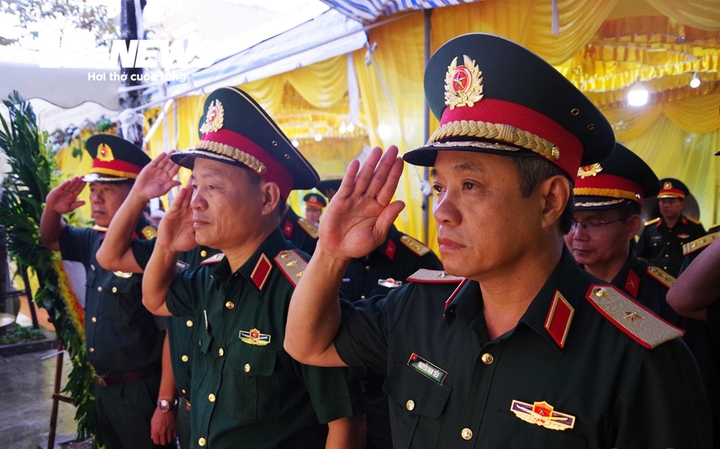Dong doi, nguoi than doi mua tien biet trung ta tran van tung tu nan khi cuu dan hinh anh 11