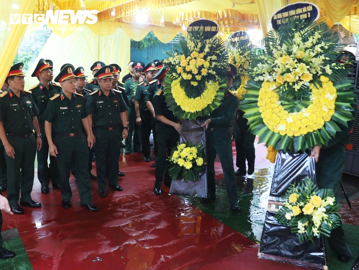 Dong doi, nguoi than doi mua tien biet trung ta tran van tung tu nan khi cuu dan hinh anh 3