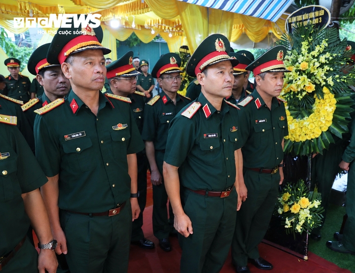 Dong doi, nguoi than doi mua tien biet trung ta tran van tung tu nan khi cuu dan hinh anh 4