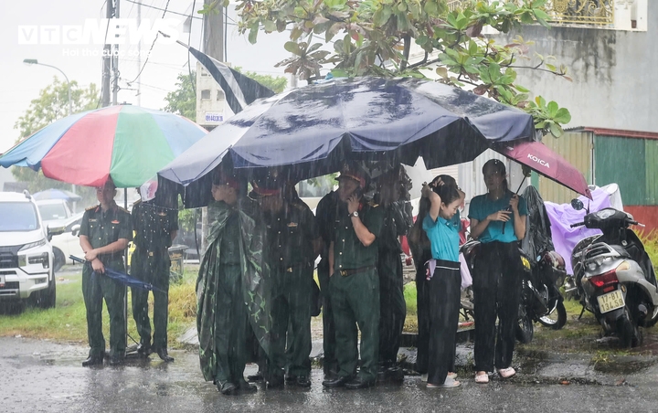 Dong doi, nguoi than doi mua tien biet trung ta tran van tung tu nan khi cuu dan hinh anh 8