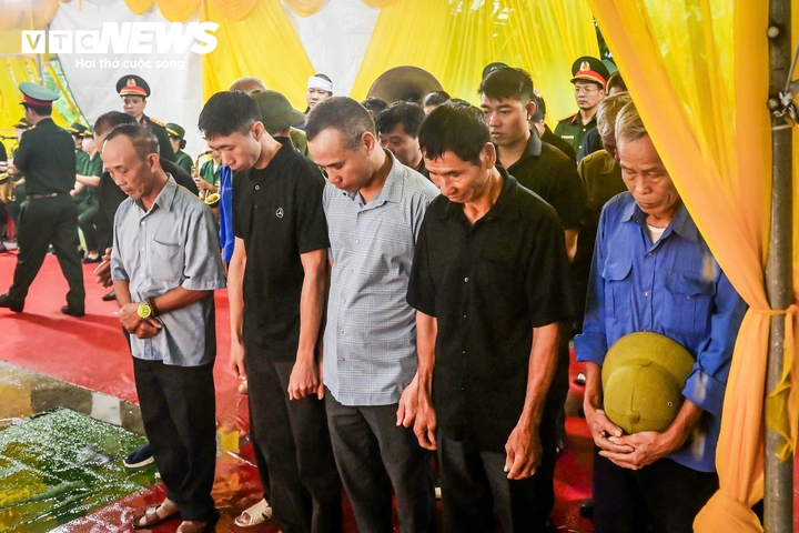 Dong doi, nguoi than doi mua tien biet trung ta tran van tung tu nan khi cuu dan hinh anh 9