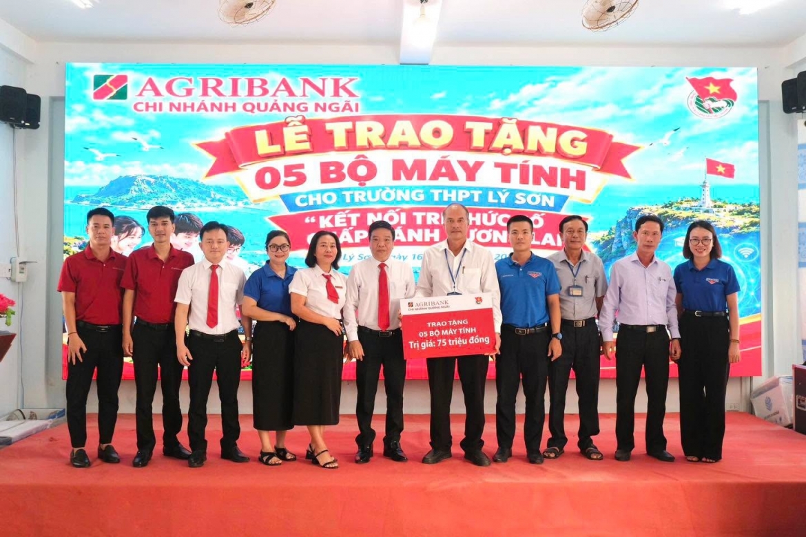 agribank quang ngai trao 5 gian may tinh tang hoc sinh dao ly son hinh anh 1