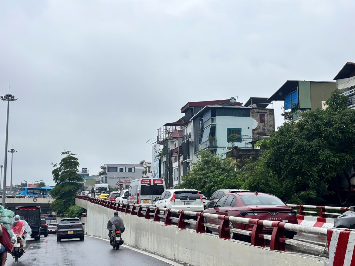 mua lon tu dem den sang, nhieu tuyen pho ha noi ngap, tac hinh anh 17