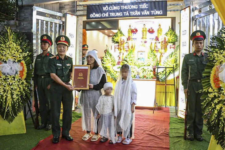 Dong doi, nguoi than doi mua tien biet trung ta tran van tung tu nan khi cuu dan hinh anh 1