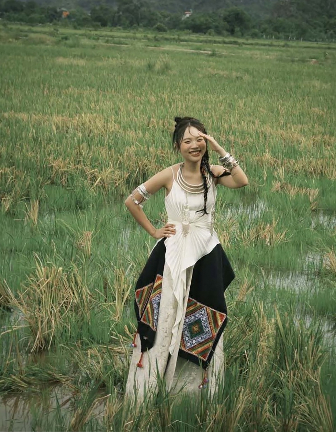 ly do chiec khan pieu cach dieu cua phuong my chi gay tranh cai hinh anh 1