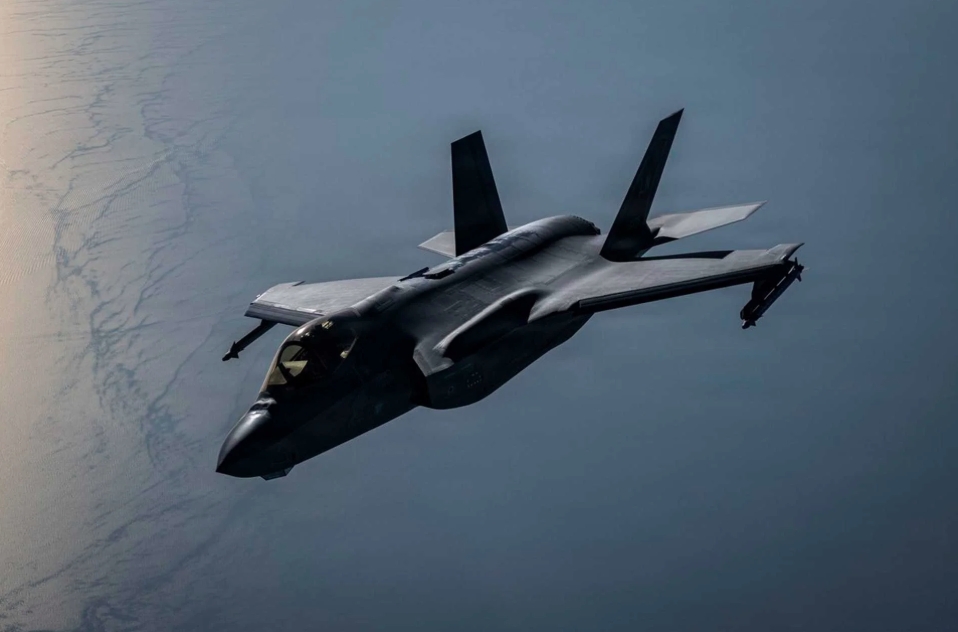 my dieu f-35a siet vong vay tren bien quanh iran hinh anh 1