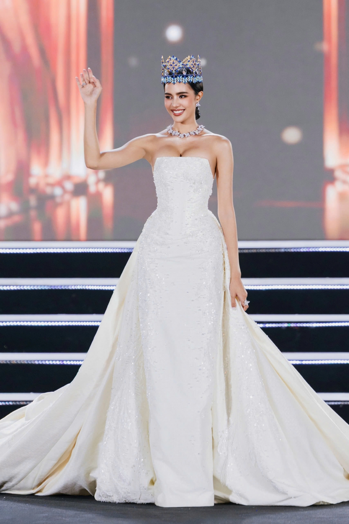 nguoi dep dominica dang quang miss world 2026, bao ngoc dung chan o top 6 hinh anh 5