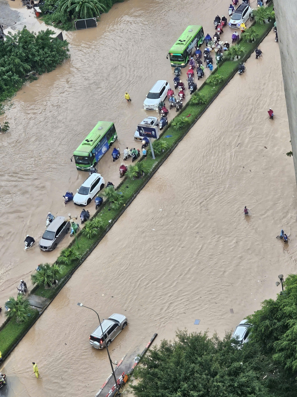 mua lon suot dem, nhieu tuyen duong o ha noi lai ngap sau hinh anh 3