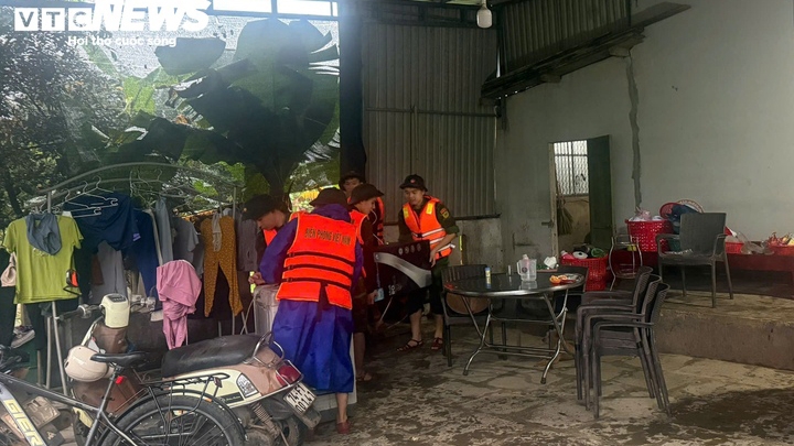 mua lon, hang tram nguoi dan o vung bien quang tri chay lu trong dem hinh anh 5