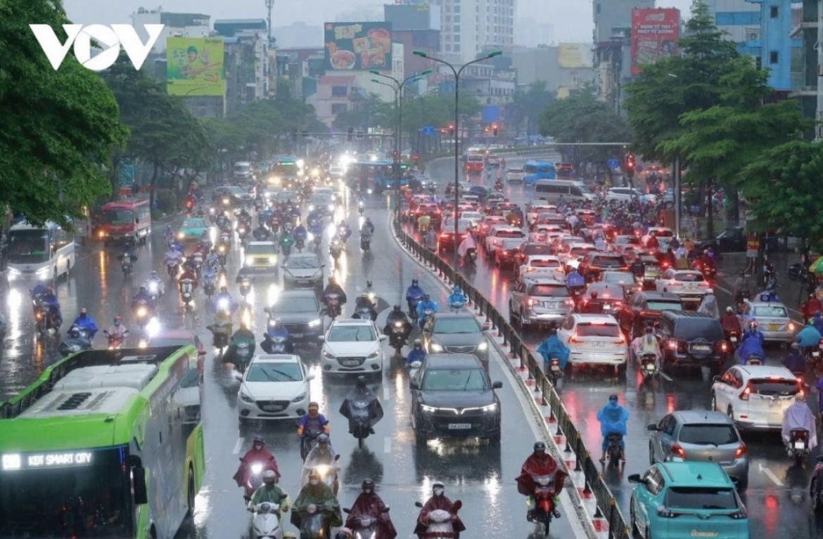 nguoi dan ha noi chat vat vuot qua cac diem ngap, tac de dua con toi truong hinh anh 13