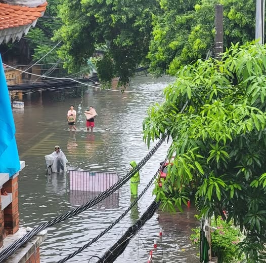 mua lon suot dem, nhieu tuyen duong o ha noi lai ngap sau hinh anh 4