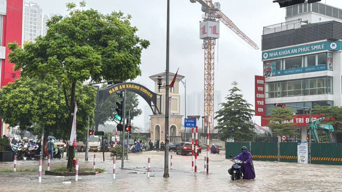 mua lon suot dem, nhieu tuyen duong o ha noi lai ngap sau hinh anh 15
