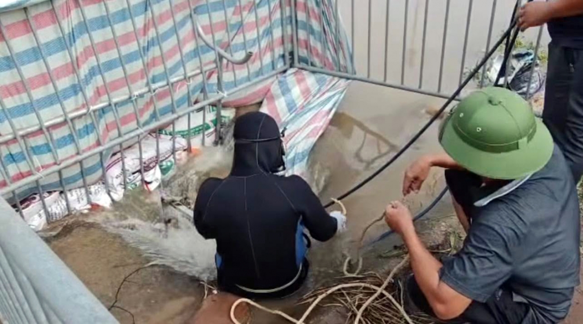nguoi nhai xuyen dem lan xuong cong thoat nuoc tim nam sinh nghi mat tich hinh anh 9