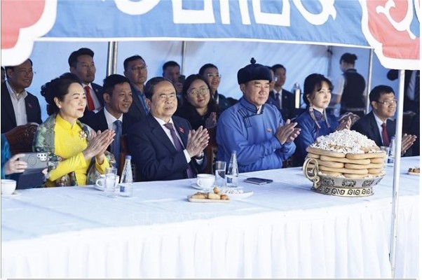 na president and his spouse experience traditional mongolian culture picture 1