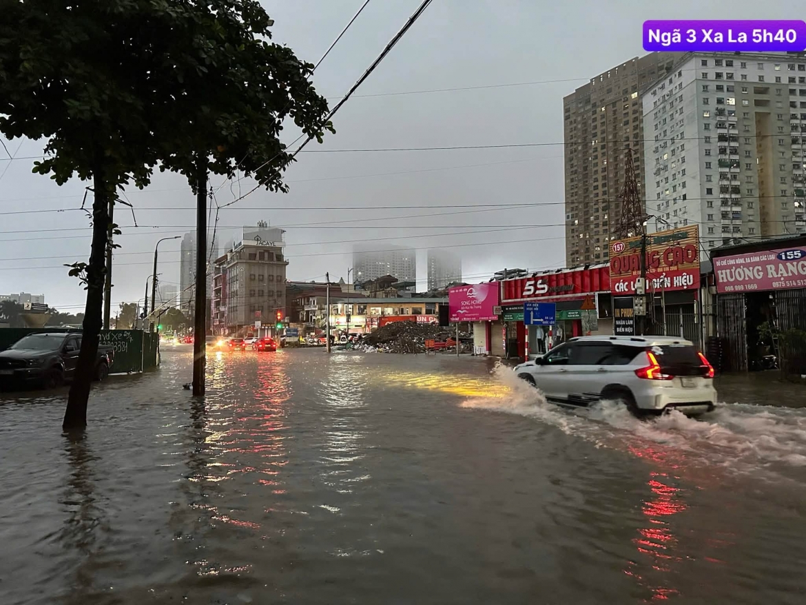 mua lon suot dem, nhieu tuyen duong o ha noi lai ngap sau hinh anh 5