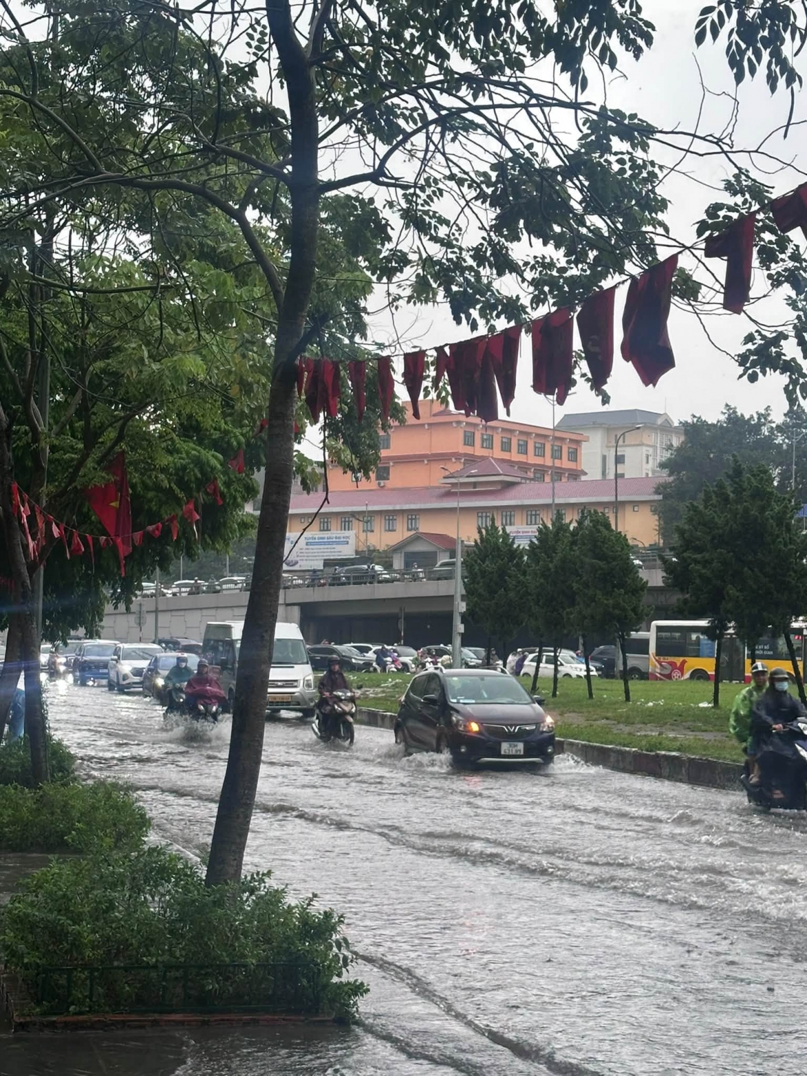 mua lon suot dem, nhieu tuyen duong o ha noi lai ngap sau hinh anh 6
