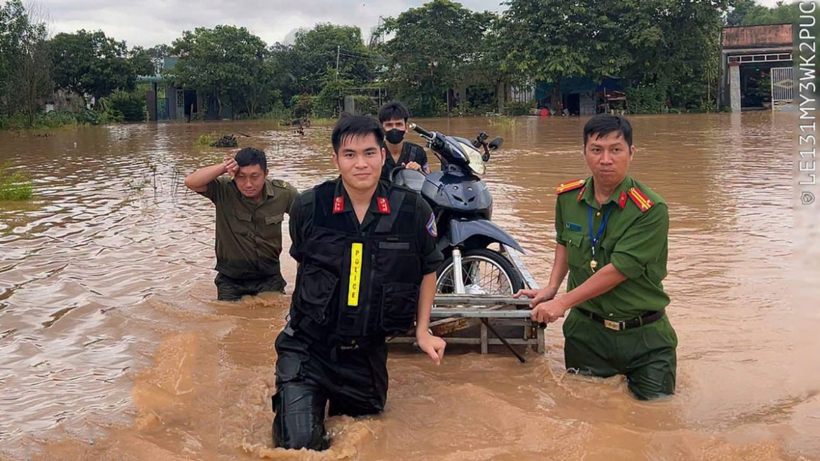 Mưa lớn kết hợp triều cường dâng cao khiến nhiều khu vực ở Đồng Nai ngập sâu