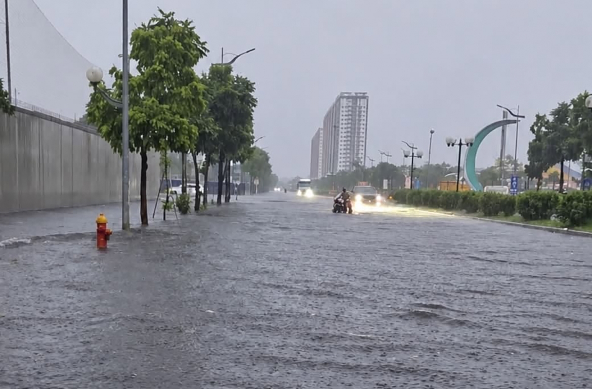 ha noi xuat hien nhieu diem ngap ung do mua lon tren dien rong hinh anh 1