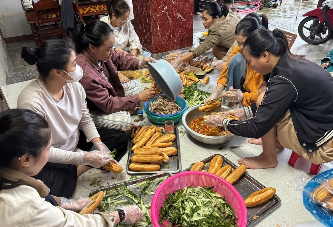 nuoc lu len nhanh tai quang tri, di doi hang tram ho dan bi ngap den noi an toan hinh anh 2