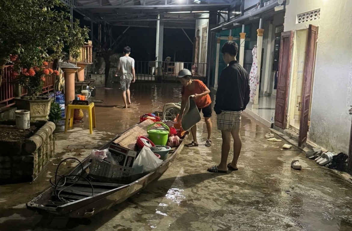 lu tu song se pon tran ve, 700 nguoi o bien gioi quang tri di doi den noi an toan hinh anh 5