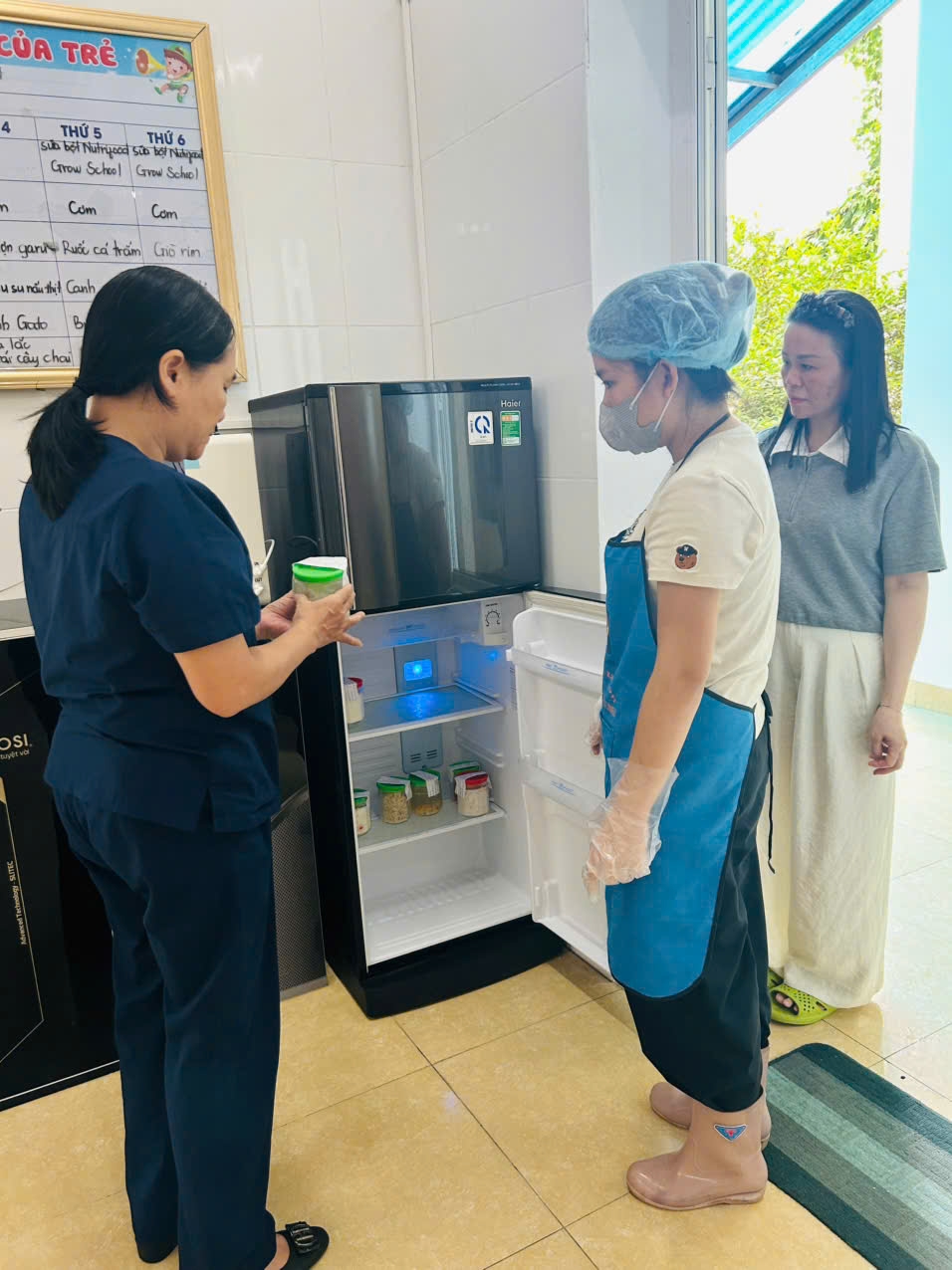 minh bach bua an ban tru, phu huynh va hoc sinh lao cai them yen tam hinh anh 4