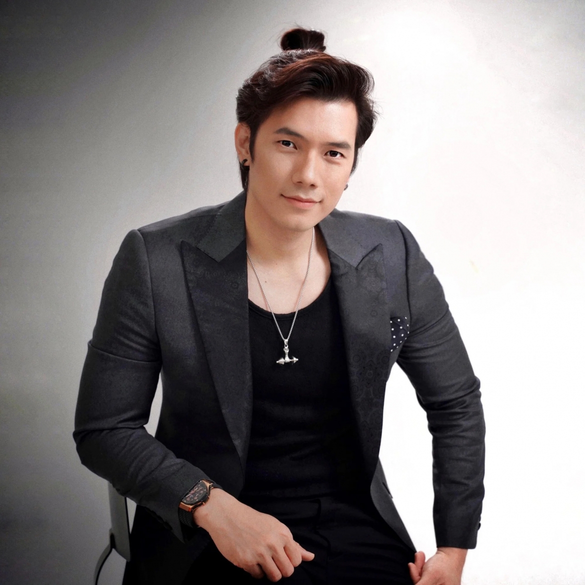 nhan phuc vinh 40 tuoi chua tung cong khai ban gai va man cau hon gay chu y hinh anh 4