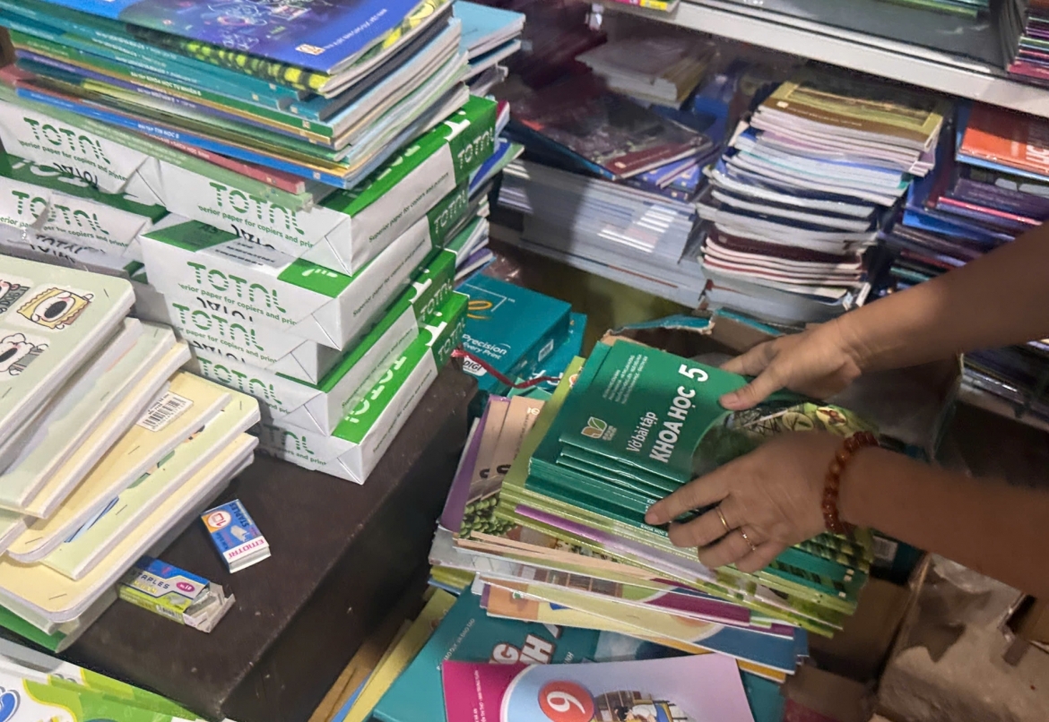 phu huynh quang tri lo lang vi thieu cuc bo sach giao khoa dau nam hoc hinh anh 2