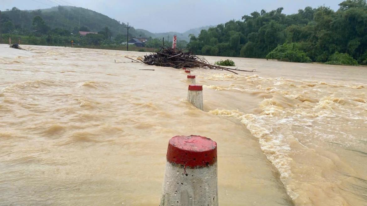 truot chan khi qua suoi, mot nguoi dan o thanh hoa bi nuoc cuon tu vong hinh anh 1