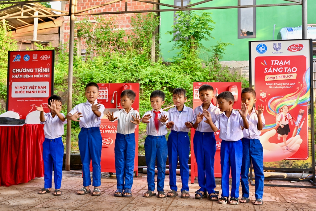 lifebuoy tiep suc tre em tai lai chau, lao cai va quang tri buoc vao nam hoc moi hinh anh 5