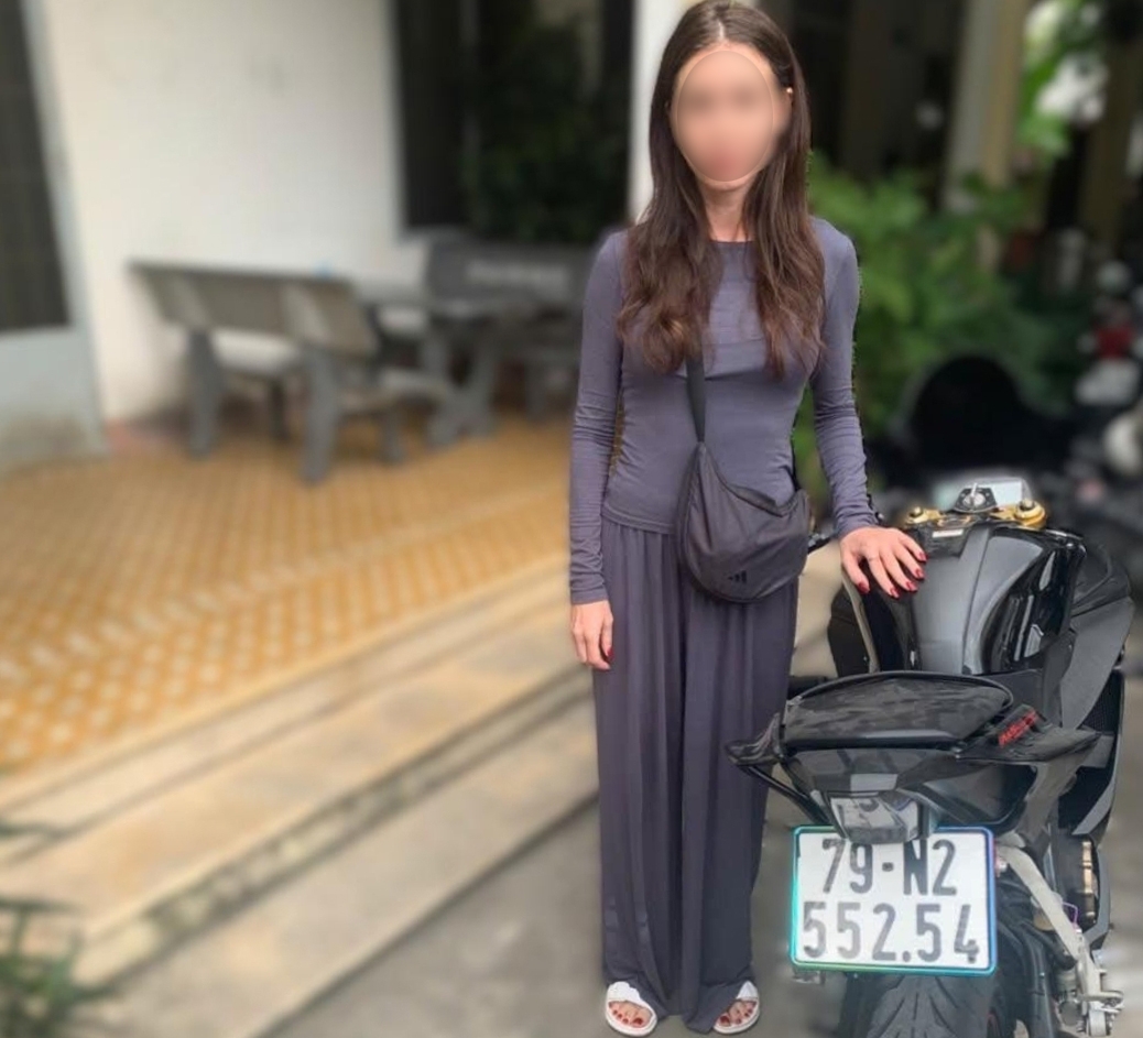 truc xuat vinh vien nu du khach nga lai mo to phan khoi lon bieu dien phan cam hinh anh 2