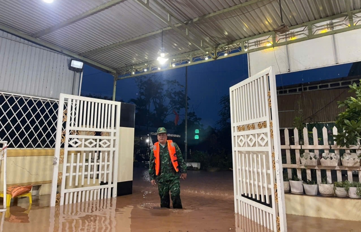lu tu song se pon tran ve, 700 nguoi o bien gioi quang tri di doi den noi an toan hinh anh 1