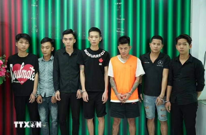 vu lai o to tong vao nhom nguoi truoc quan an bat khan cap 7 doi tuong hinh anh 1