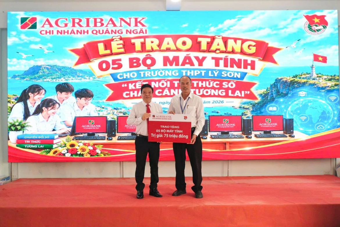 agribank quang ngai trao 5 gian may tinh tang hoc sinh dao ly son hinh anh 2
