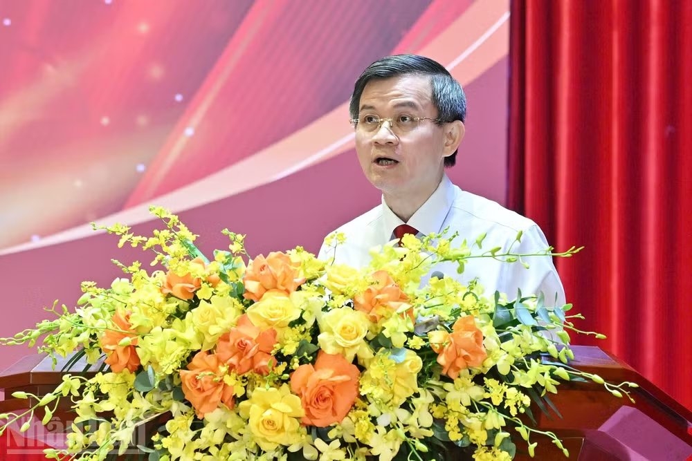 trao giai cuoc thi chinh luan ve bao ve nen tang tu tuong cua Dang hinh anh 1