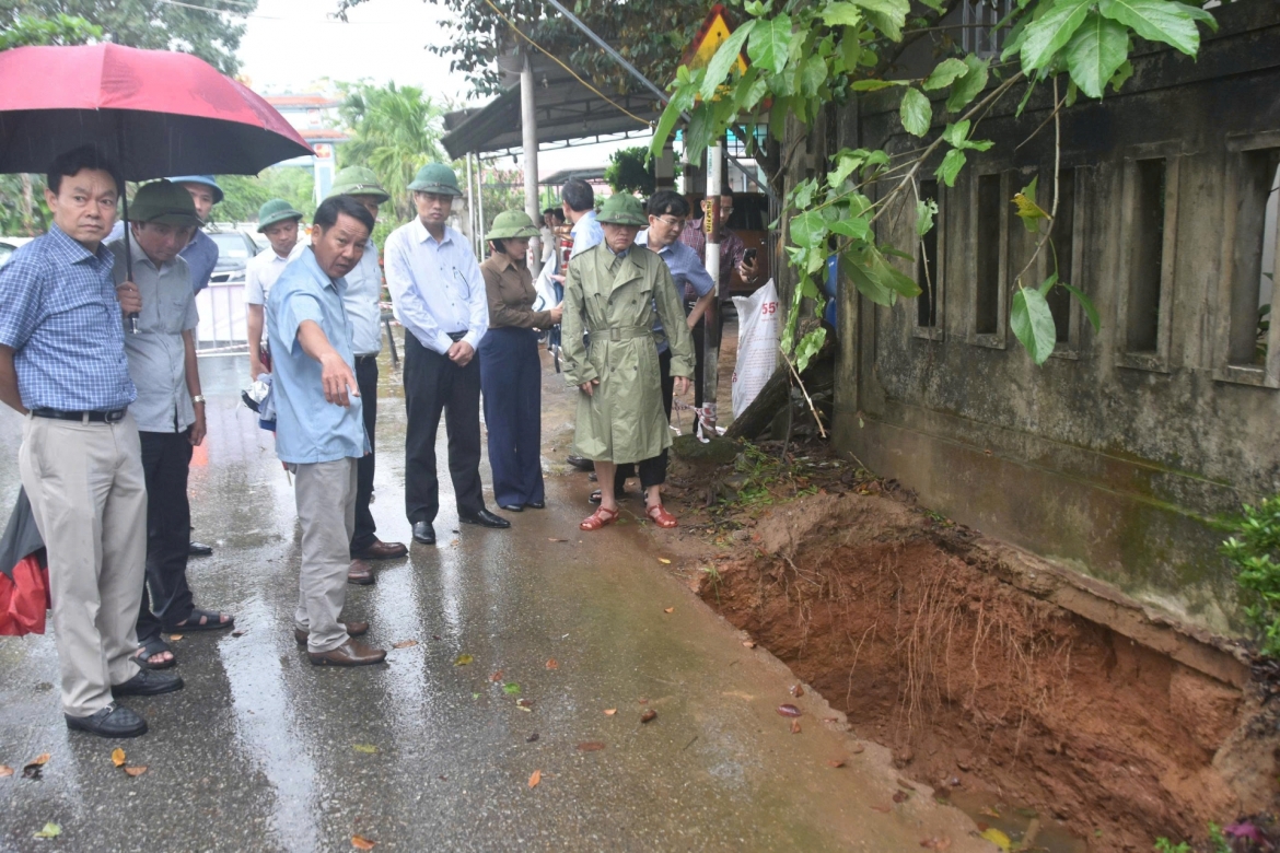 "Hố tử thần" sâu hơn 17m xuất hiện ngay sát đường giao thông ở Quảng Trị