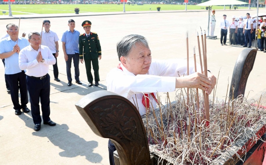 top leader, capital s youth pay tribute to president ho chi minh on national day picture 1