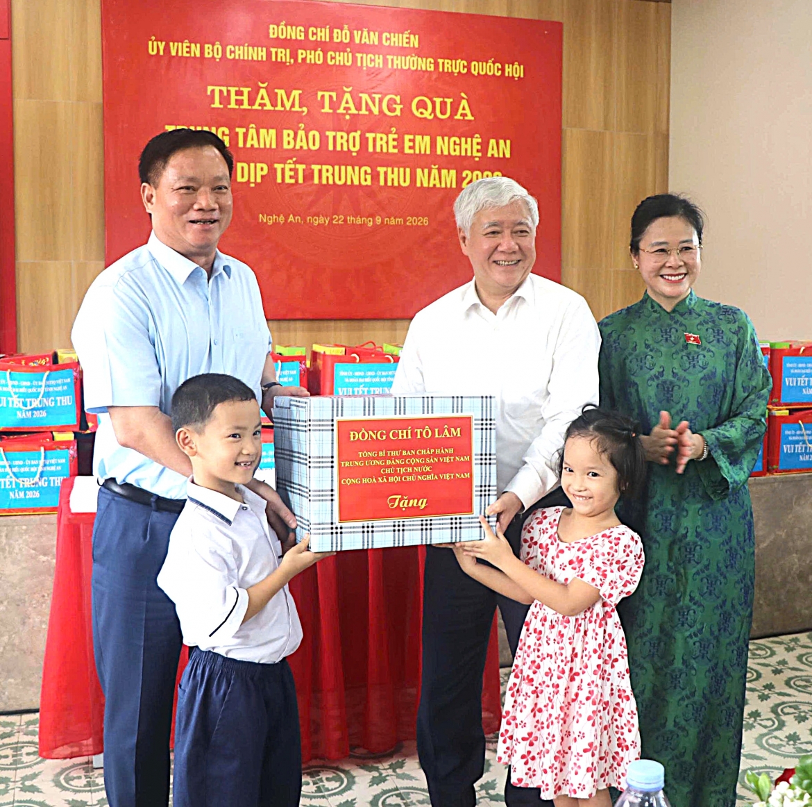 pho chu tich thuong truc quoc hoi trao qua trung thu cho tre em kho khan o nghe an hinh anh 1