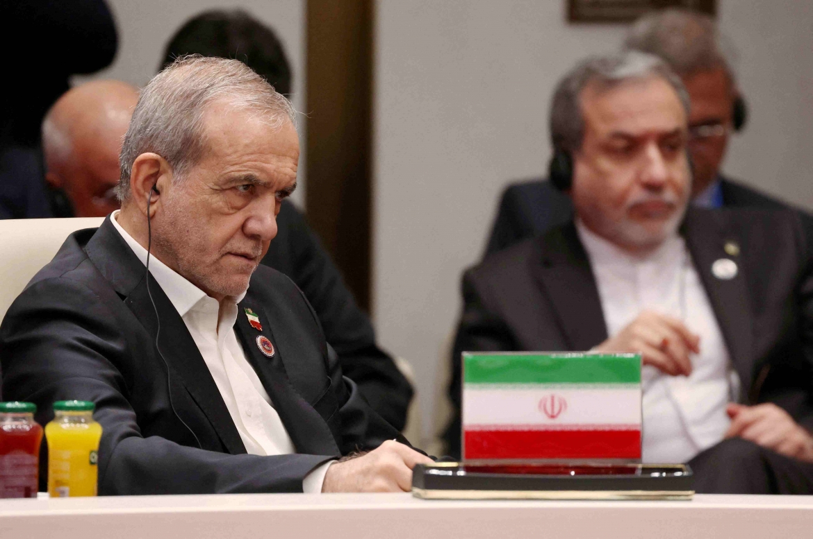 tau hang di qua eo hormuz van o muc thap, iran san sang hoa giai voi my hinh anh 1