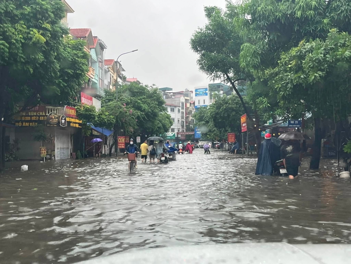 mua lon suot dem, nhieu tuyen duong o ha noi lai ngap sau hinh anh 8