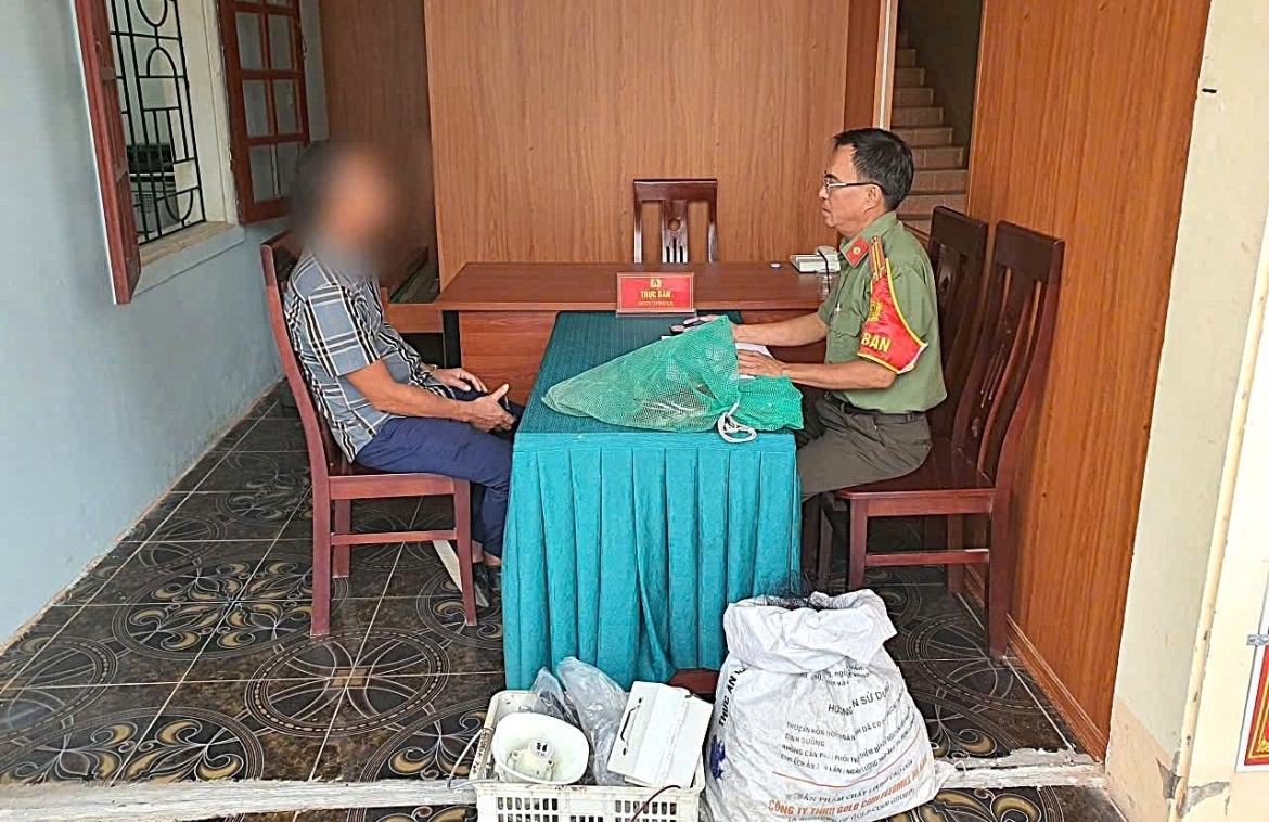 nghe an phat hien, xu ly nguoi san bat chim troi trai quy dinh hinh anh 1