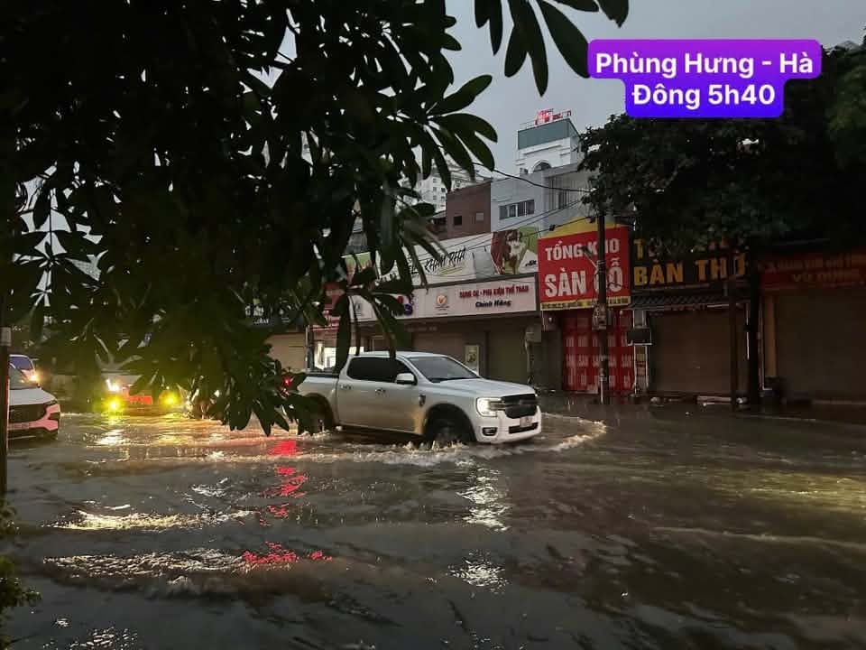 mua lon suot dem, nhieu tuyen duong o ha noi lai ngap sau hinh anh 10