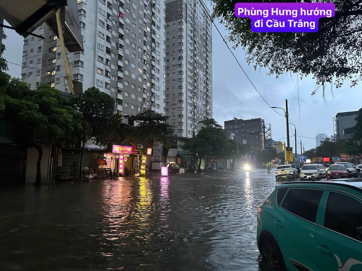 mua lon suot dem, nhieu tuyen duong o ha noi lai ngap sau hinh anh 9