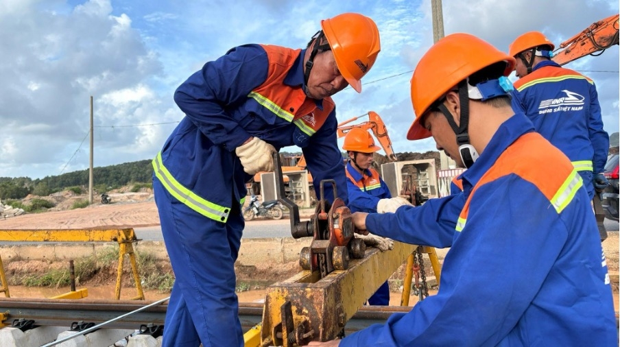 giu nhip thi cong xuyen ky nghi quoc khanh tren dai cong truong apec phu quoc hinh anh 9