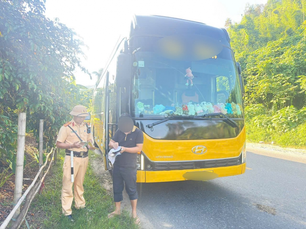 xe khach thiet ke 22 cho, nhung cho 48 nguoi bi csgt phu tho xu ly hinh anh 2