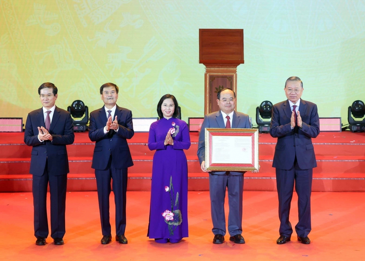 tu hom nay, quang ninh tro thanh thanh pho thu 8 cua viet nam hinh anh 1