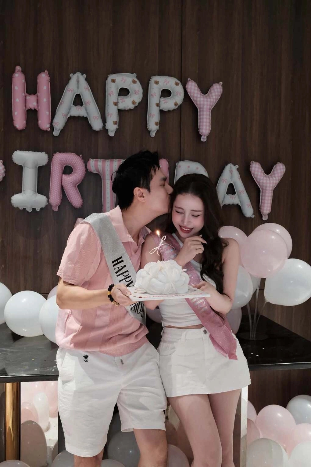 sao viet 5-9 viet anh hon quynh nga trong tiec sinh nhat chung hinh anh 1