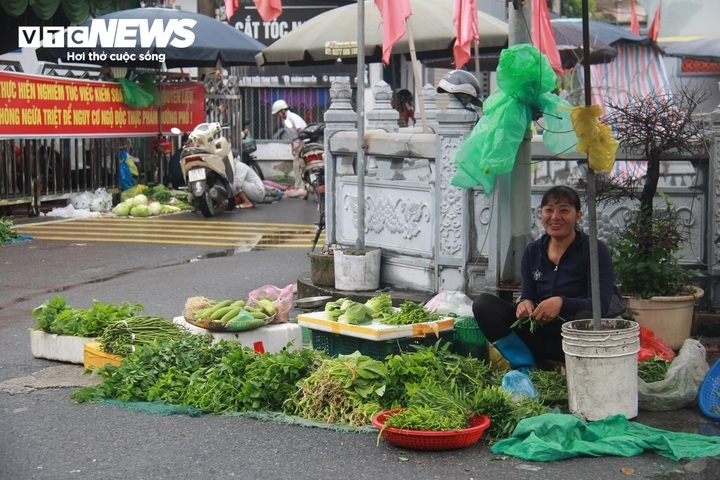 gia rau xanh o ha noi tang vot sau mua lon keo dai hinh anh 1