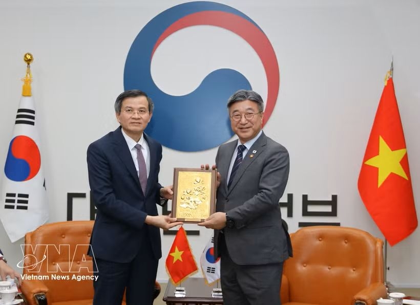vietnam, rok step up cooperation in public-sector personnel training picture 1