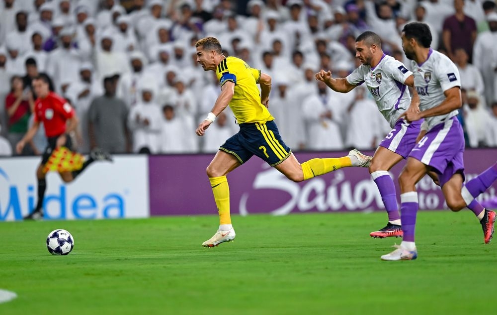 ronaldo dau vo voi doi thu, al nassr thua soc tran ra quan o cup c1 chau A hinh anh 1